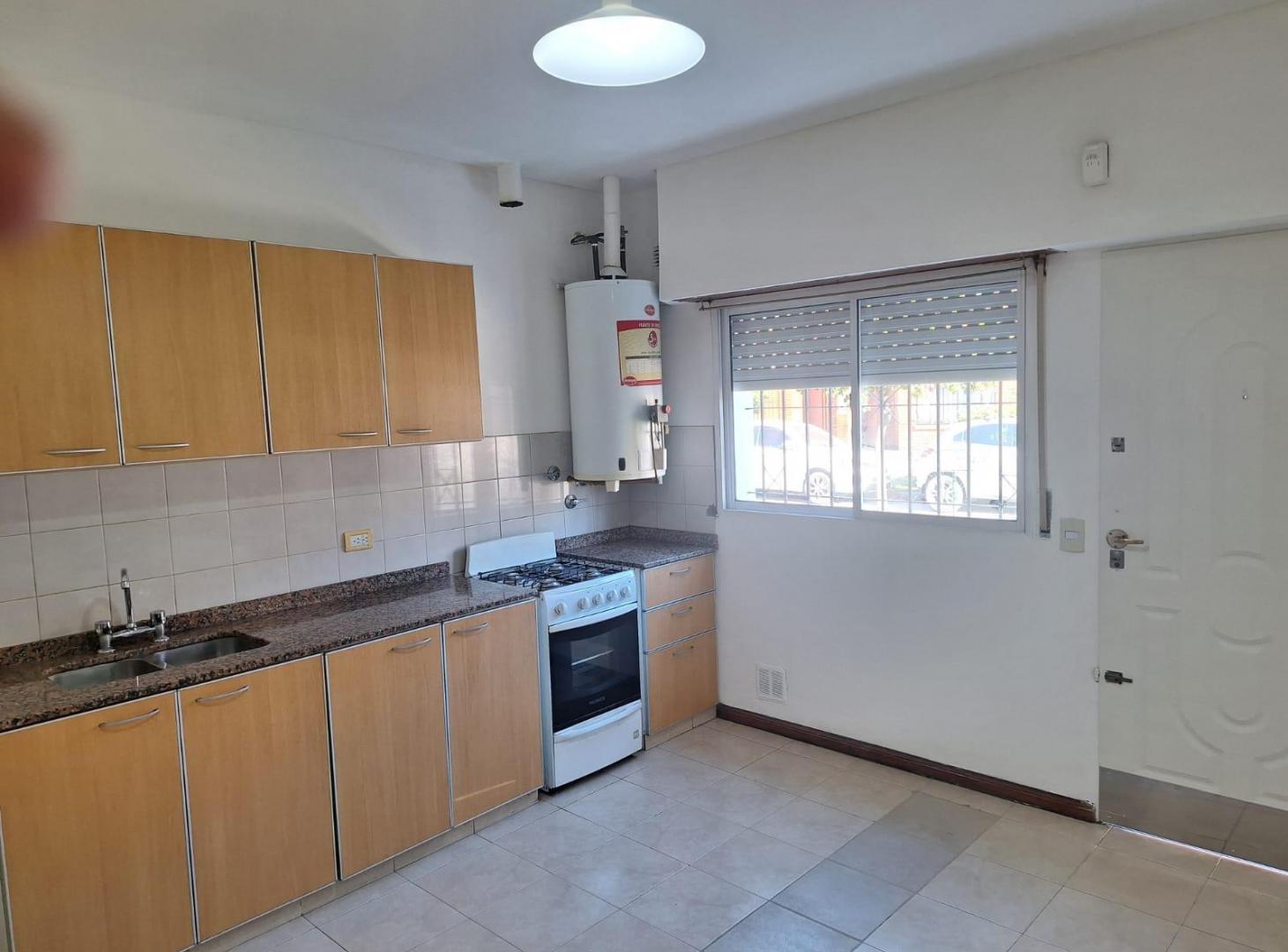 PH de dos ambientes con patio y terraza en Alquiler en Sarandí