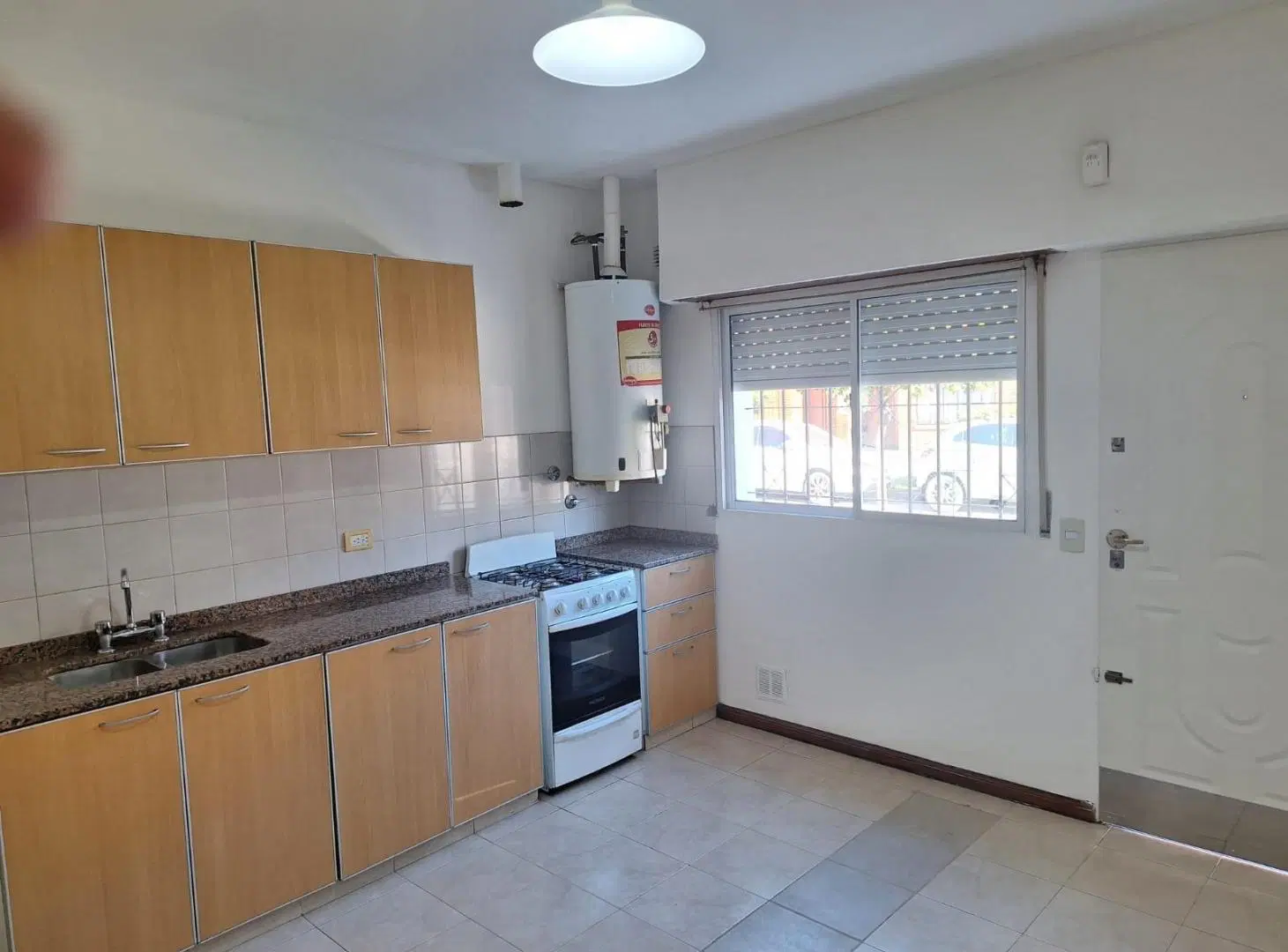PH de dos ambientes con patio y terraza en Alquiler en Sarandí 2