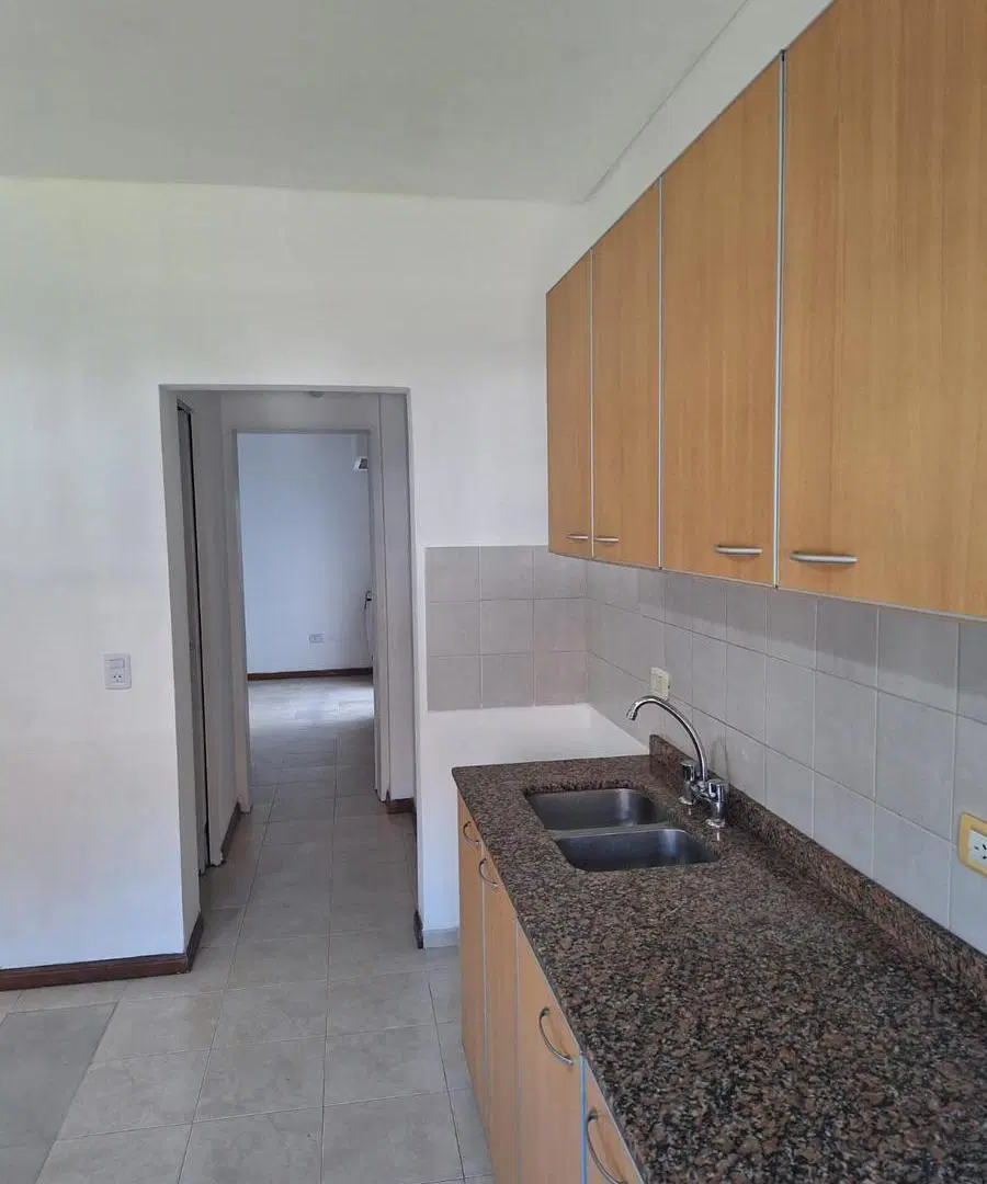 PH de dos ambientes con patio y terraza en Alquiler en Sarandí 5