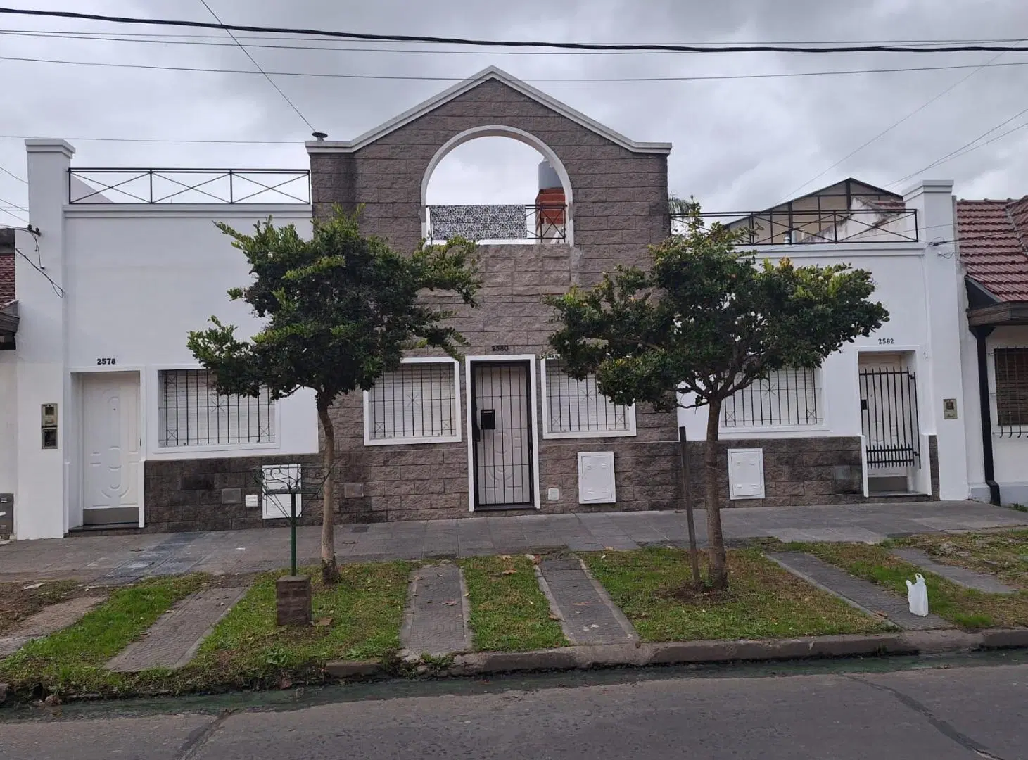 PH de dos ambientes con patio y terraza en Alquiler en Sarandí 1