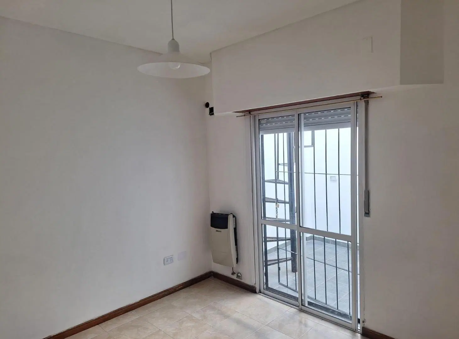 PH de dos ambientes con patio y terraza en Alquiler en Sarandí 4