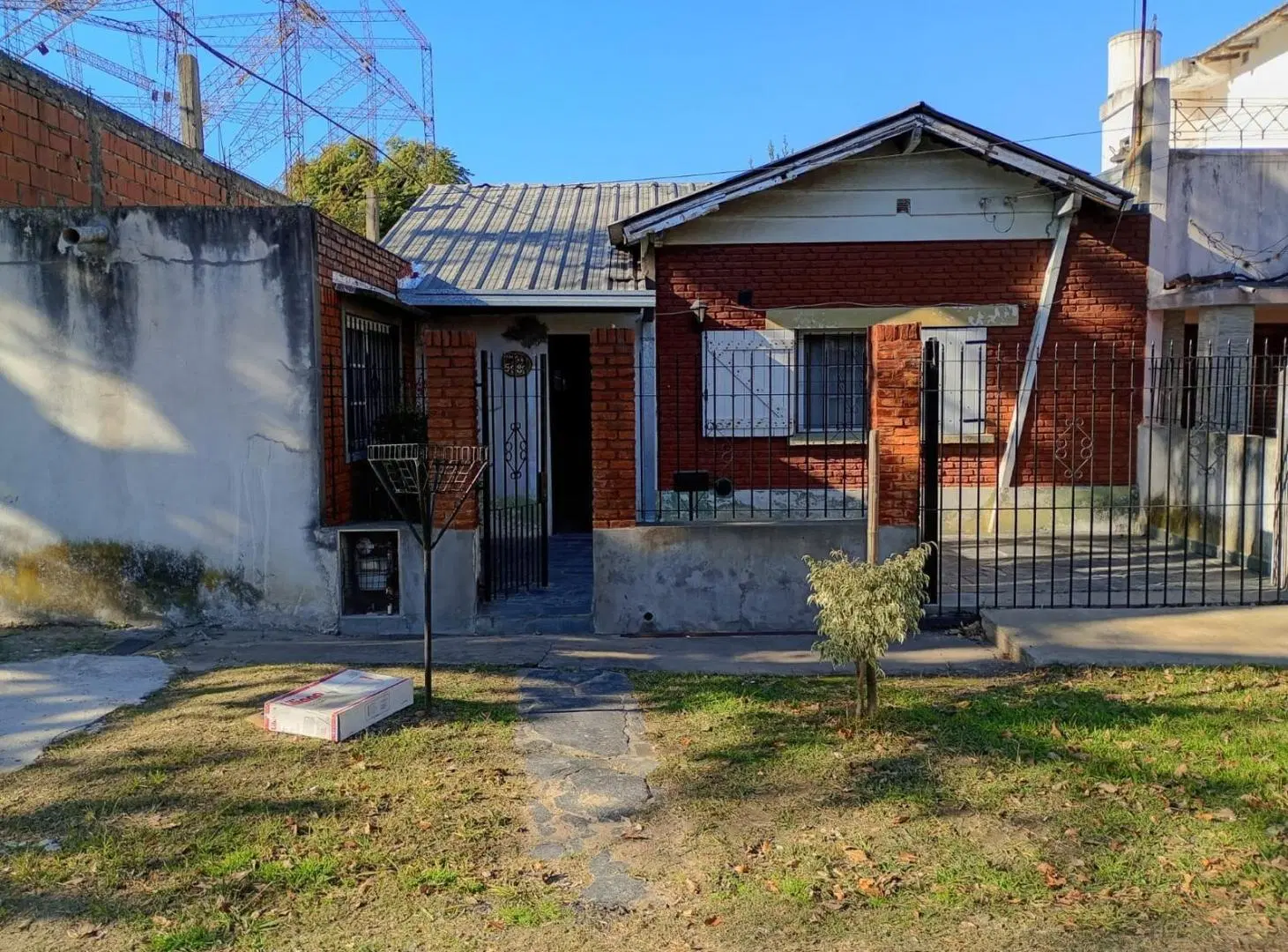 venta plátanos Berazategui tres ambientes jardin lavadero patio amlio lote cerca de la estacion 1