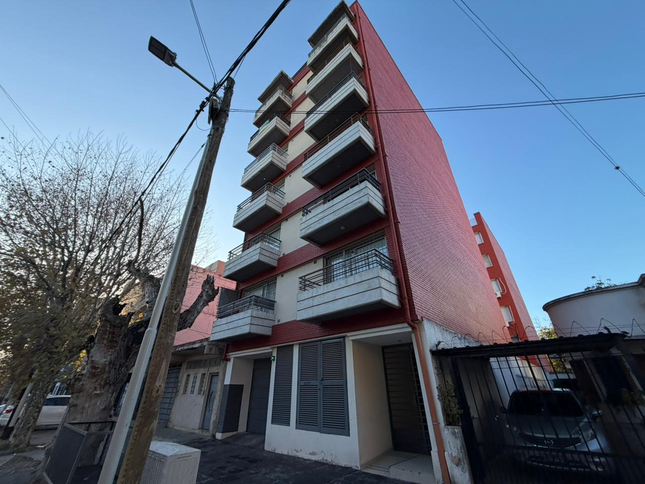 Amplio departamento dos ambientes en alquiler wilde