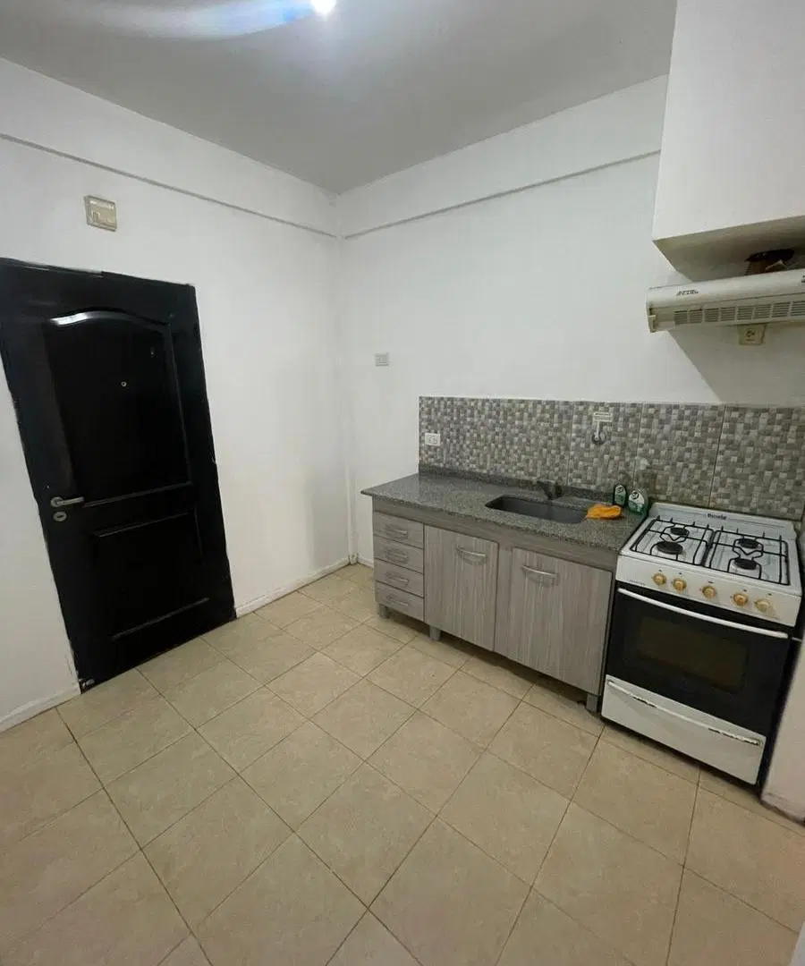 Departamento de ambiente y medio con Patio en Alquiler en Avellaneda 3