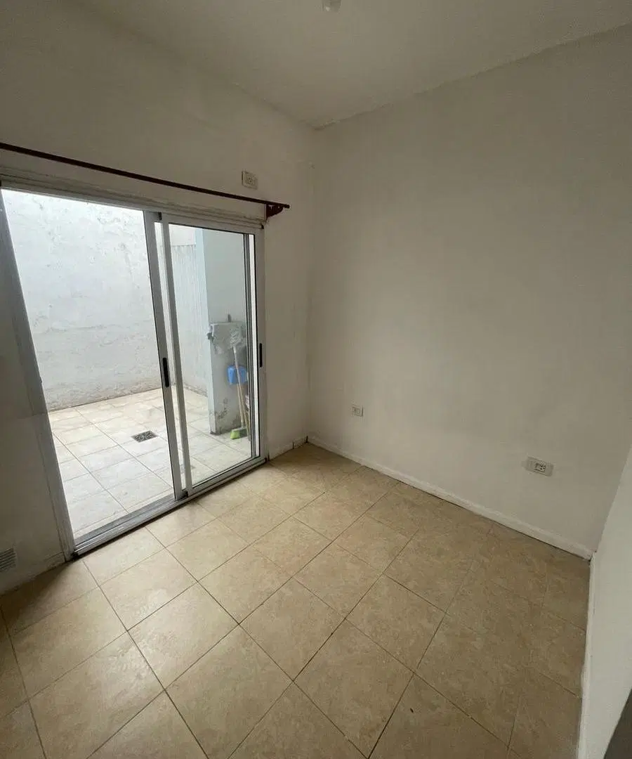 Departamento de ambiente y medio con Patio en Alquiler en Avellaneda 8