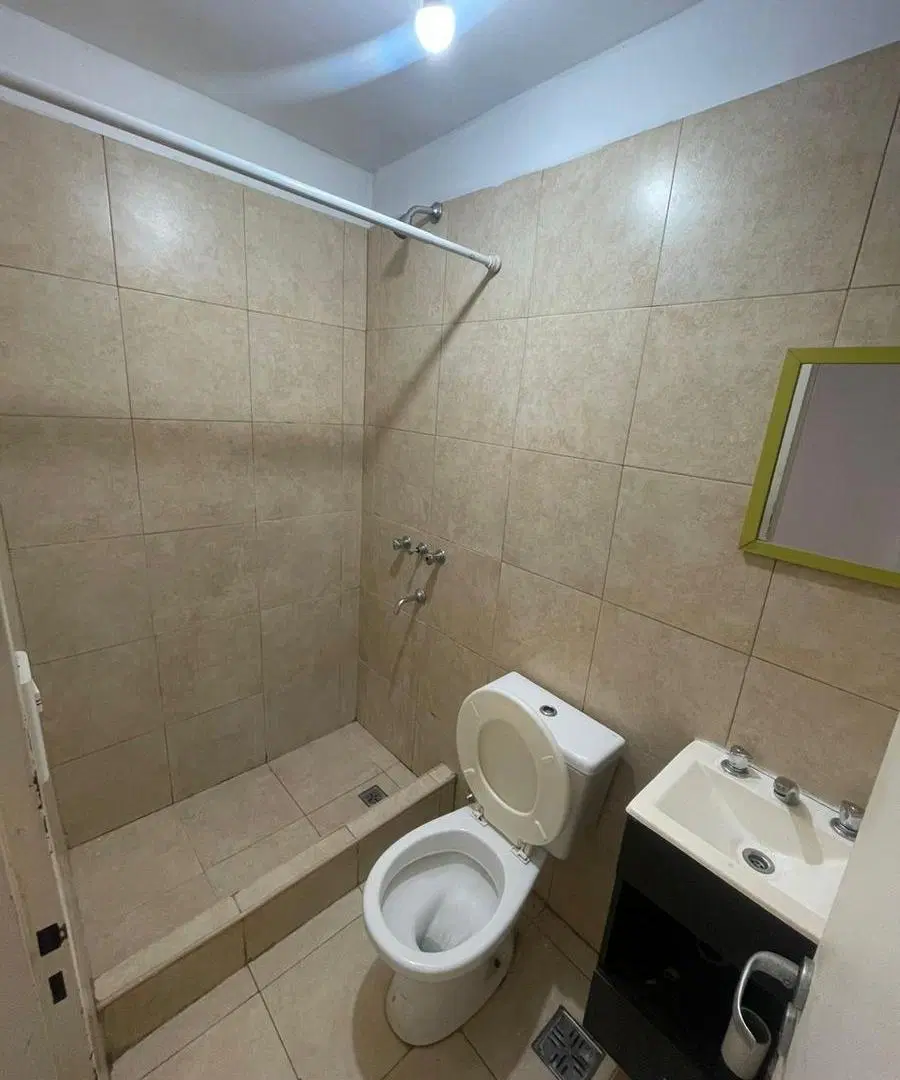Departamento de ambiente y medio con Patio en Alquiler en Avellaneda 3