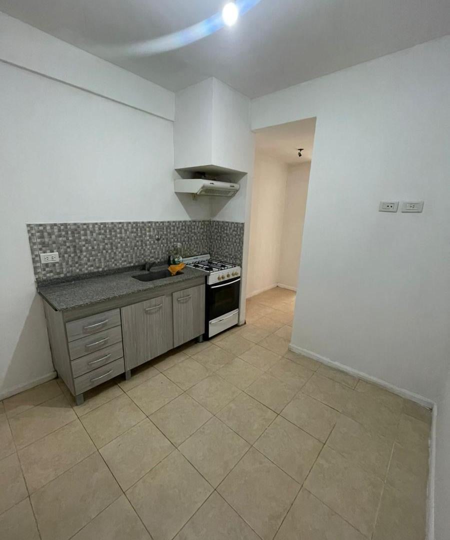 Departamento de ambiente y medio con Patio en Alquiler en Avellaneda
