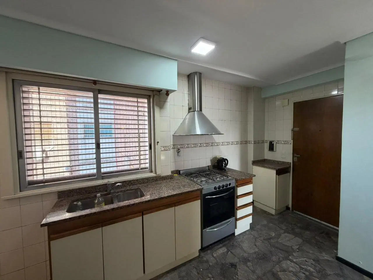Departamento semipiso cuatro ambientes venta wilde centro las flores 2