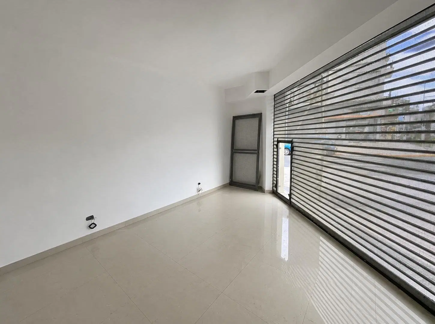 Local comercial en alquiler en wilde centro 2