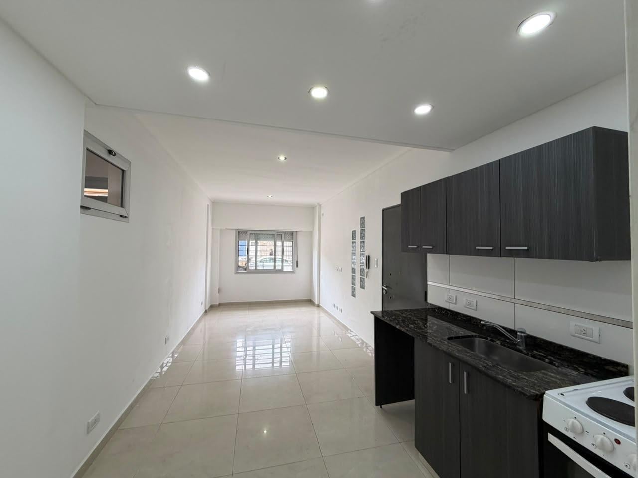 Foto de Alquiler Departamento Monoambiente Planta Baja Wilde Centro Expensas, imagen 2