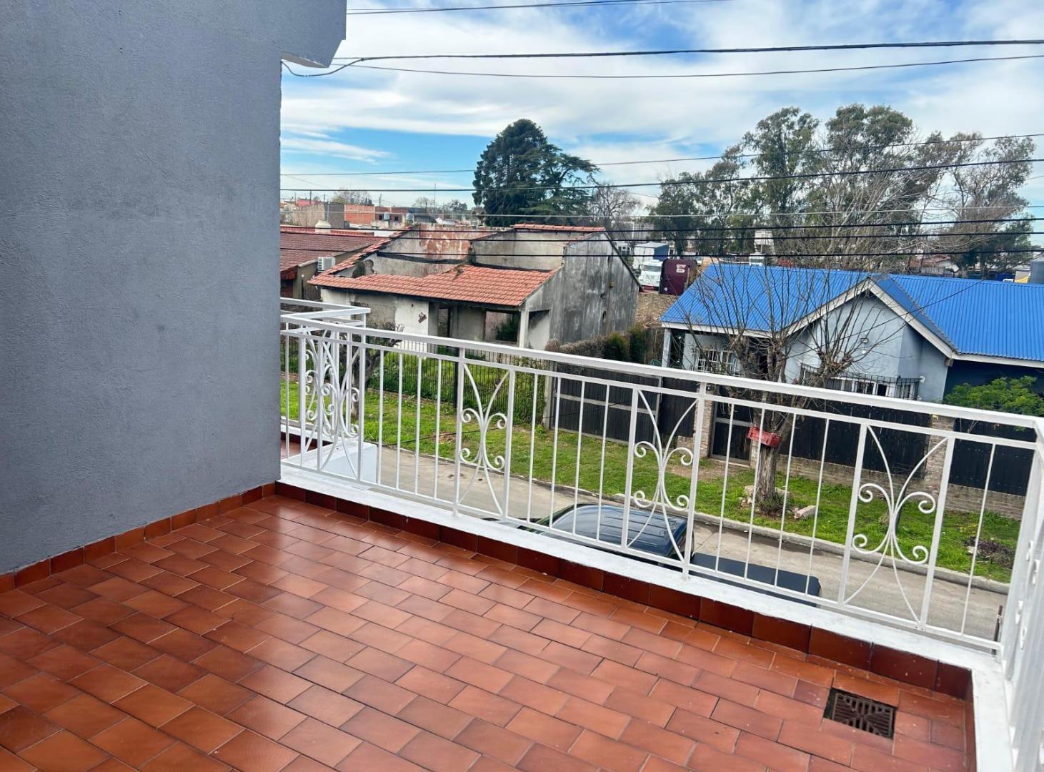 Foto de Casa apto credito venta quilmes oeste 3 domitorios cochera, imagen 1