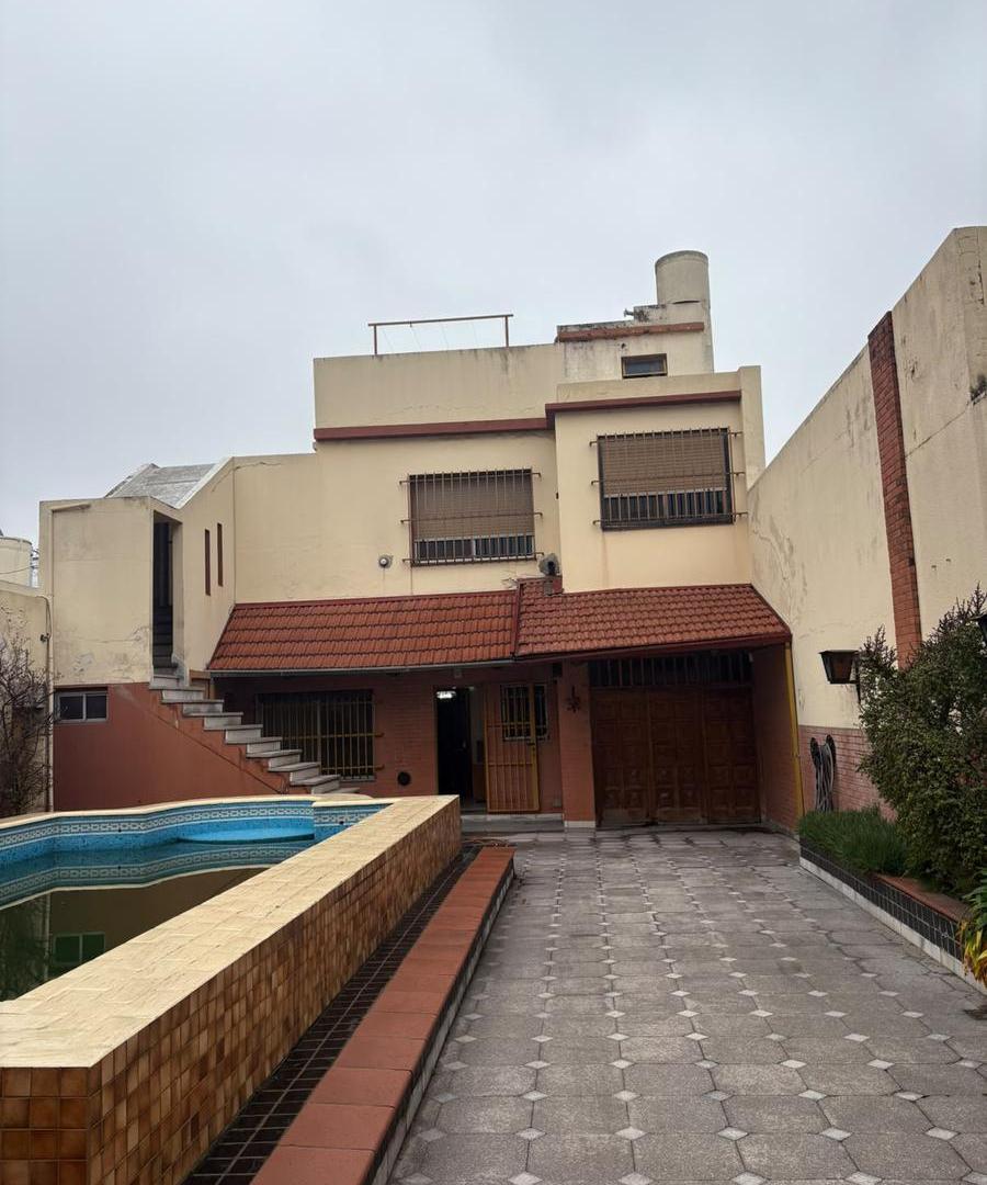 Foto de Casa de Cuatro ambientes con Quincho, Pileta y Garage en Venta en, imagen 3