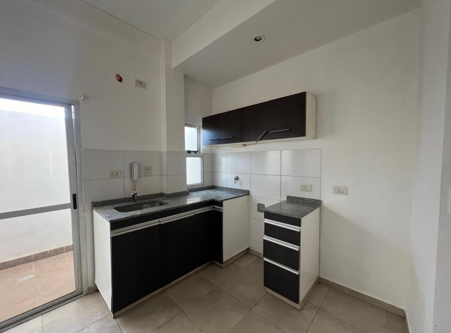 Foto de Departamento dos ambientes con patio venta Villa Dominico, imagen 2