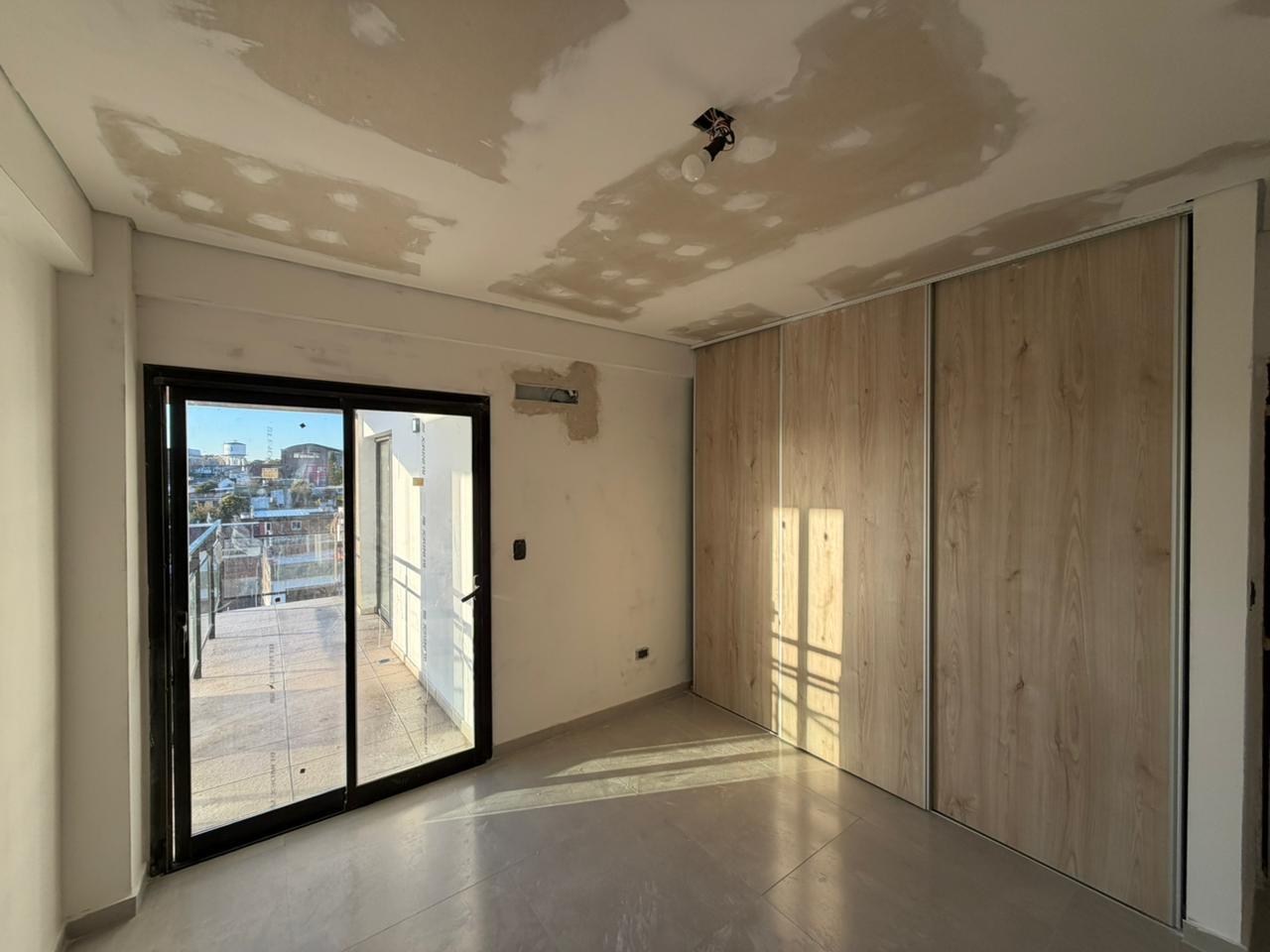 Foto de Departamento tres ambientes cochera en alquiler bernal centro, imagen 3
