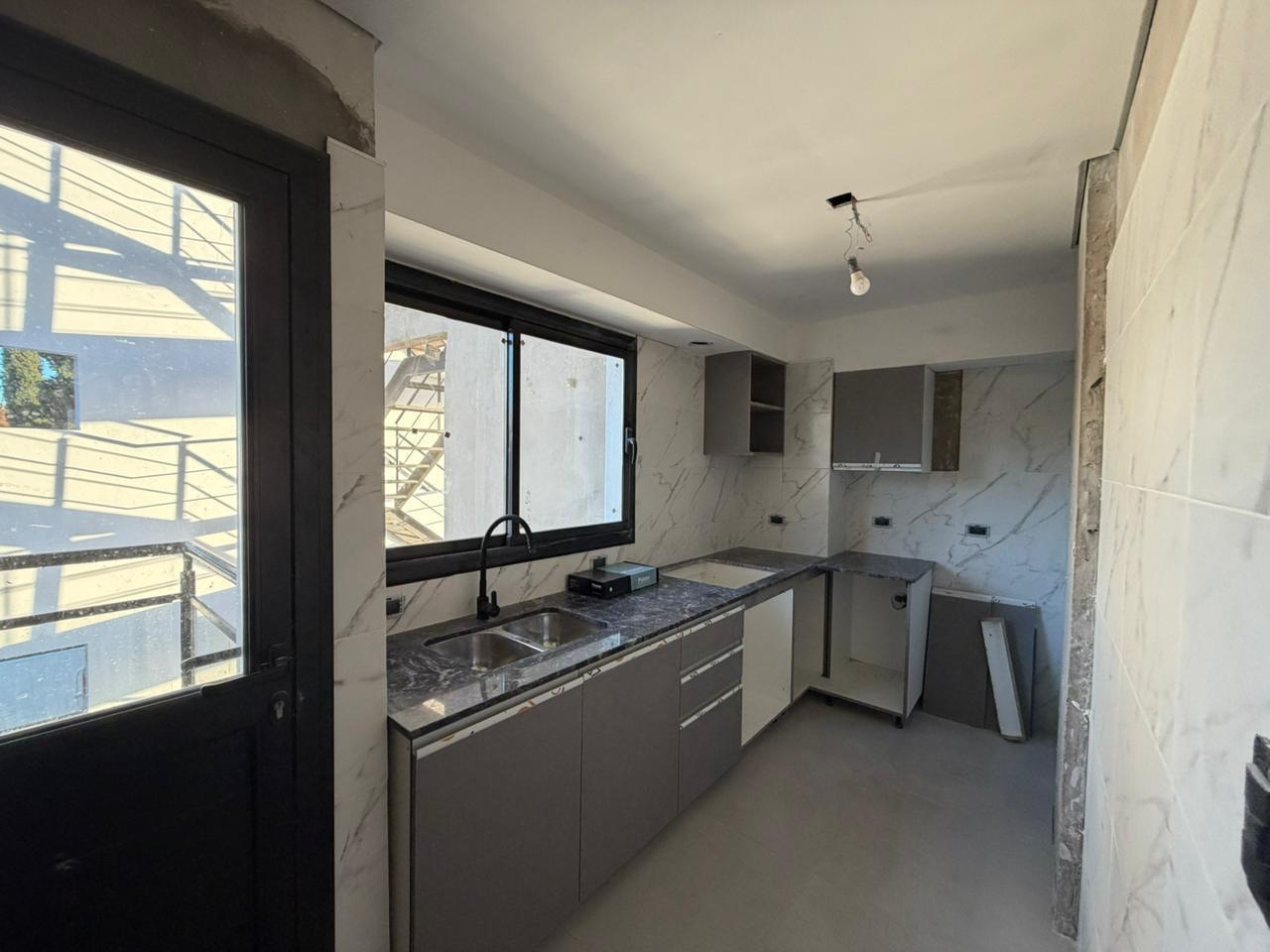 Foto de Departamento tres ambientes cochera en alquiler bernal centro, imagen 1
