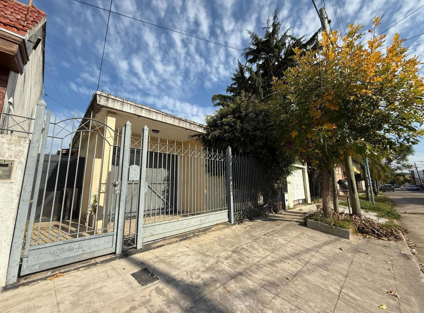 Foto de Casa tres ambientes apto credito cochera en venta en Quilmes, imagen 1