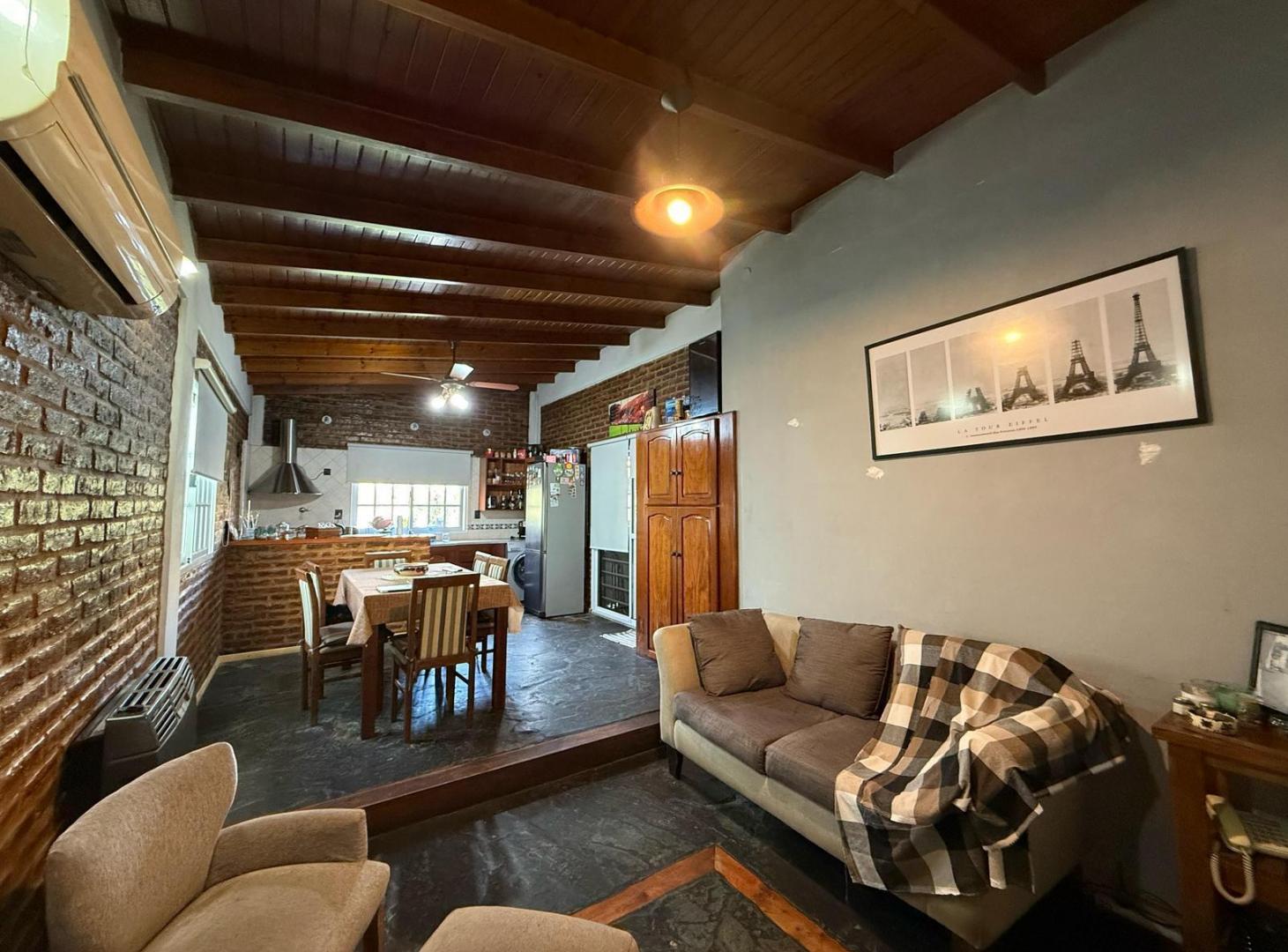Foto de Casa tres ambientes apto credito cochera en venta en Quilmes, imagen 2