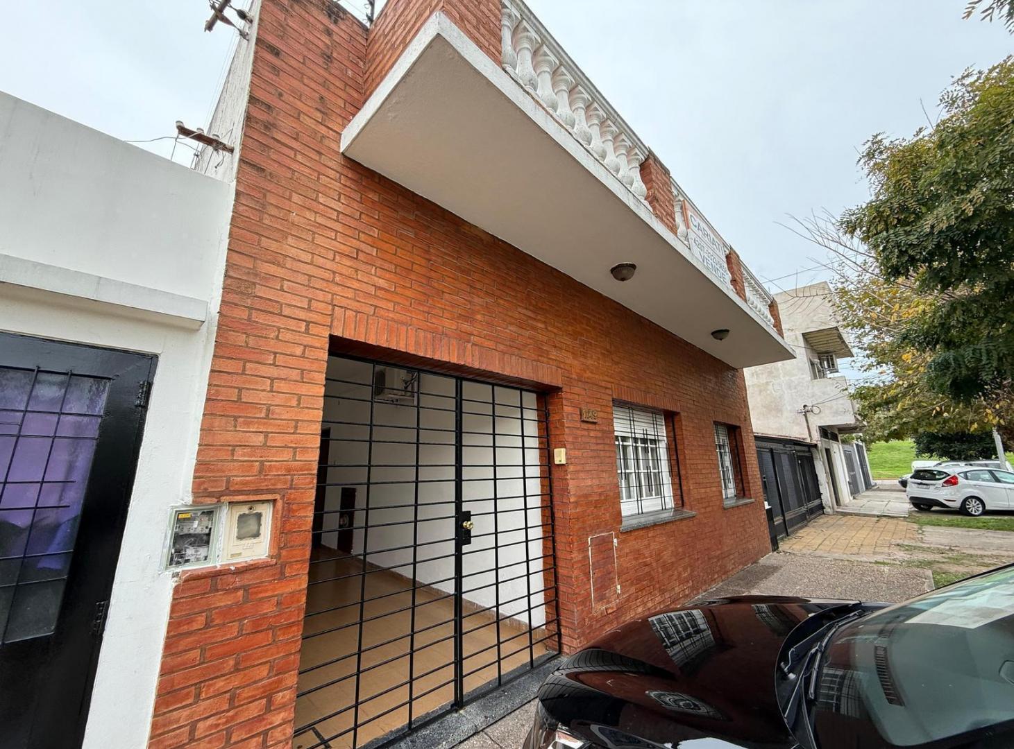 Foto de Casa cuatro ambientes jardin cochera terraza en venta en Wilde, imagen 2