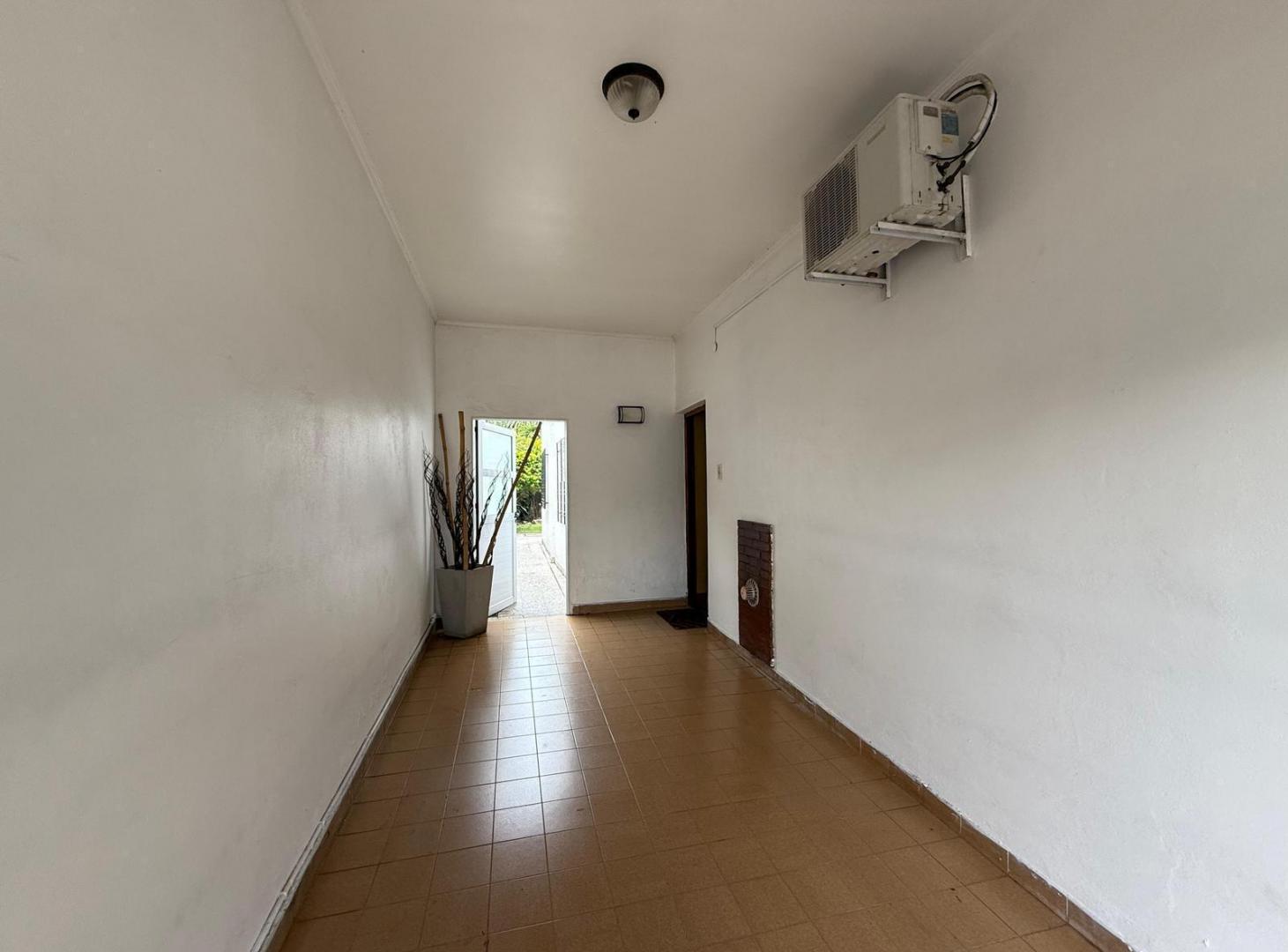 Foto de Casa cuatro ambientes jardin cochera terraza en venta en Wilde, imagen 3