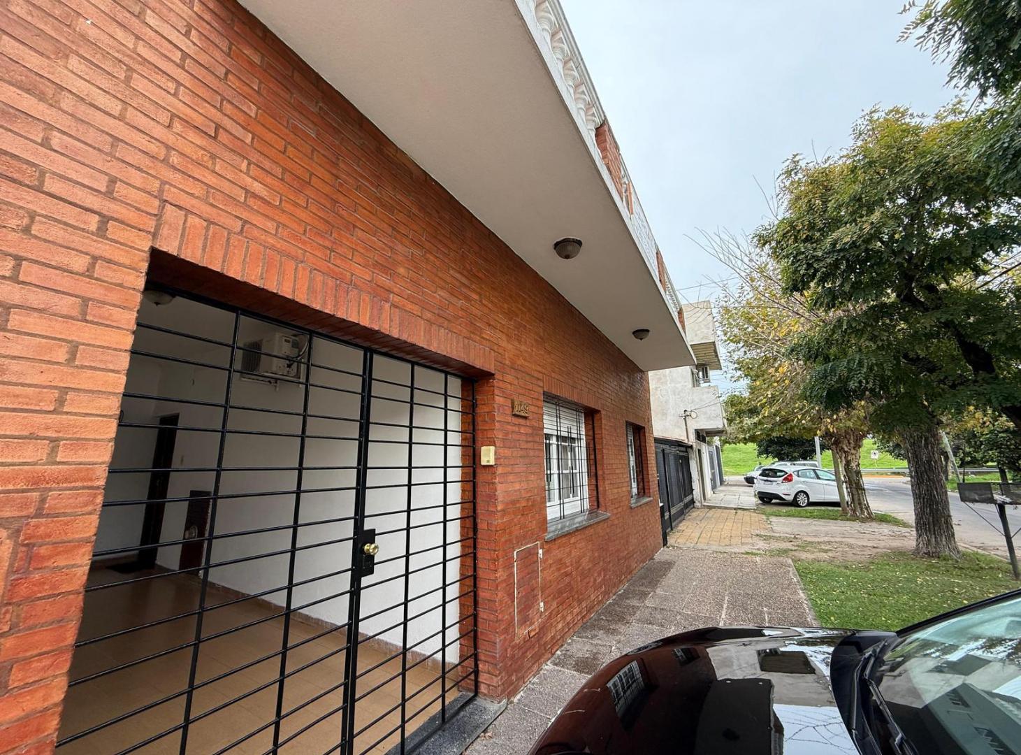 Foto de Casa cuatro ambientes jardin cochera terraza en venta en Wilde, imagen 4