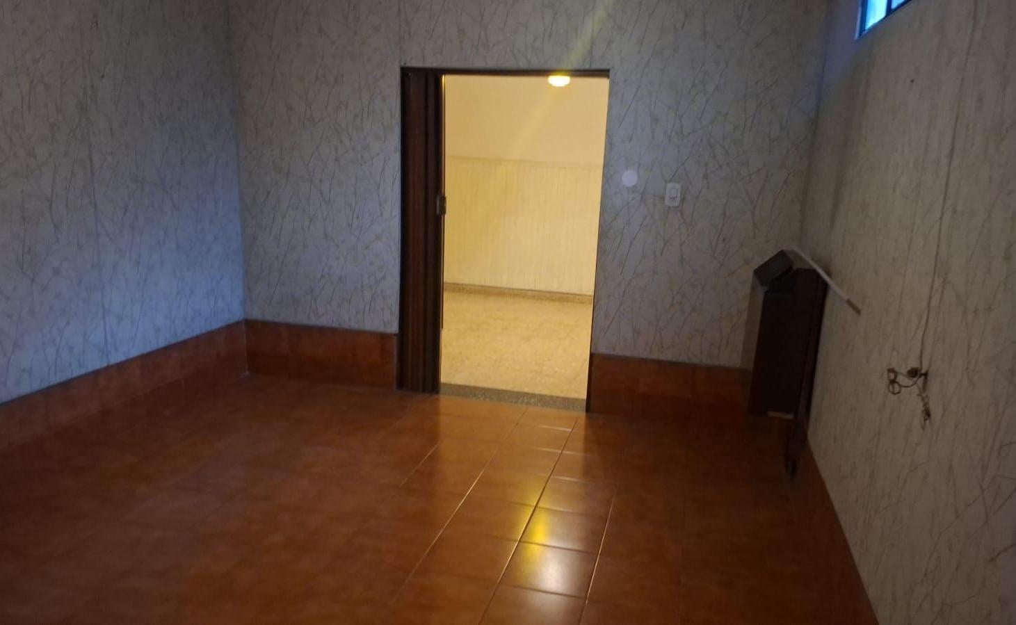 Foto de Casa a reciclar 3 ambientes en venta wilde frente, imagen 2