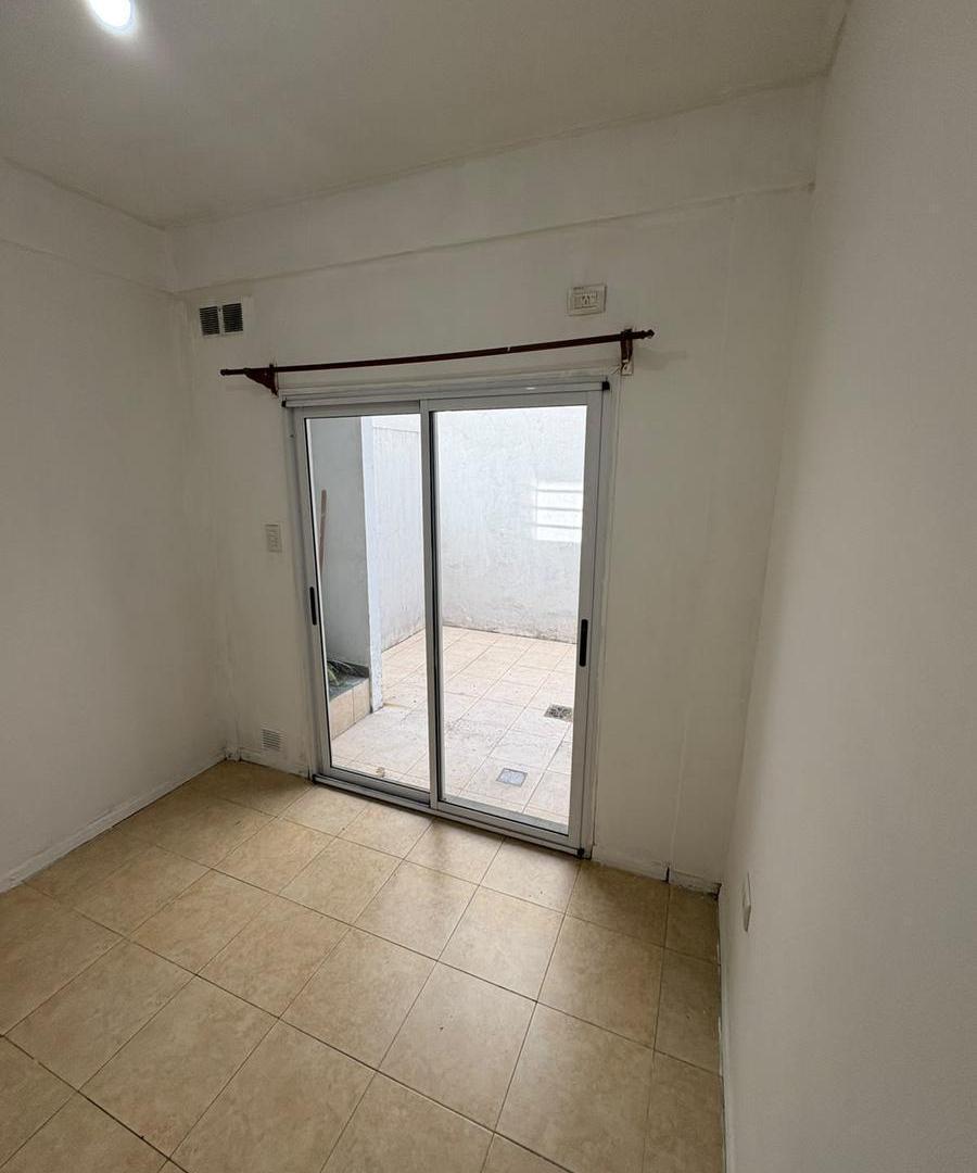 Foto de Departamento de ambiente y medio con Patio en Alquiler en Avellaneda, imagen 4