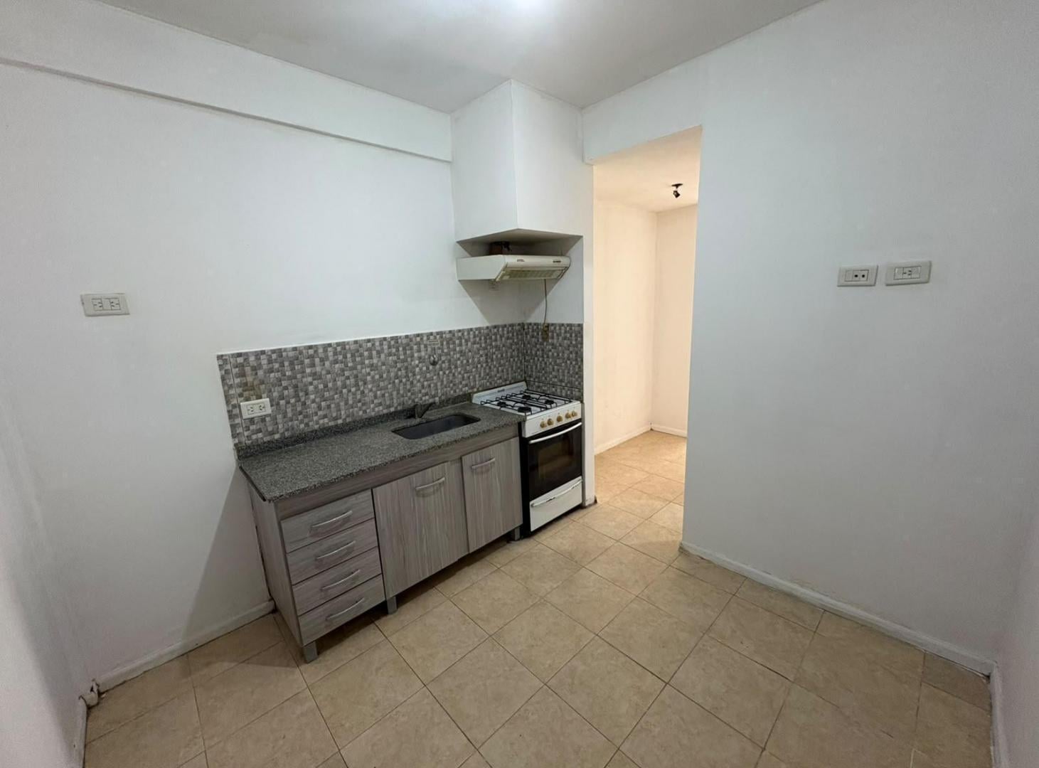 Foto de Departamento de ambiente y medio con Patio en Alquiler en Avellaneda, imagen 2