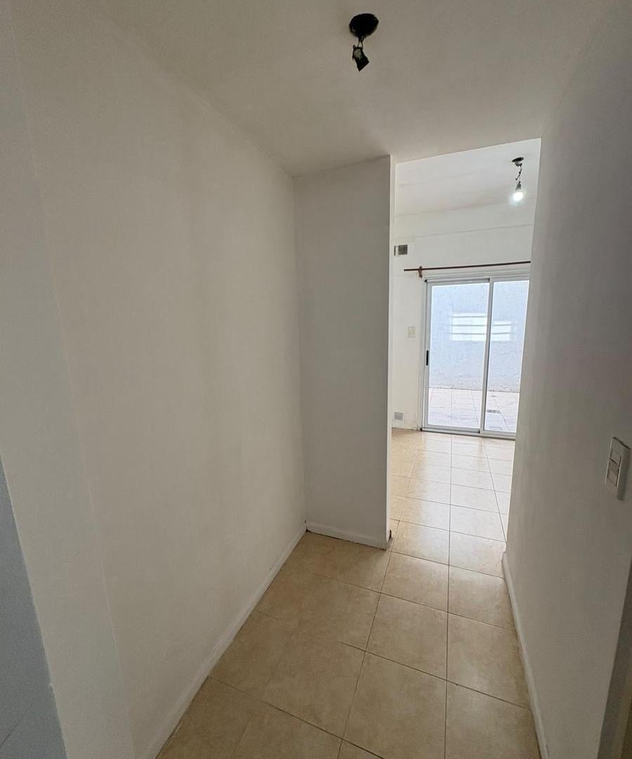 Foto de Departamento de ambiente y medio con Patio en Alquiler en Avellaneda, imagen 1