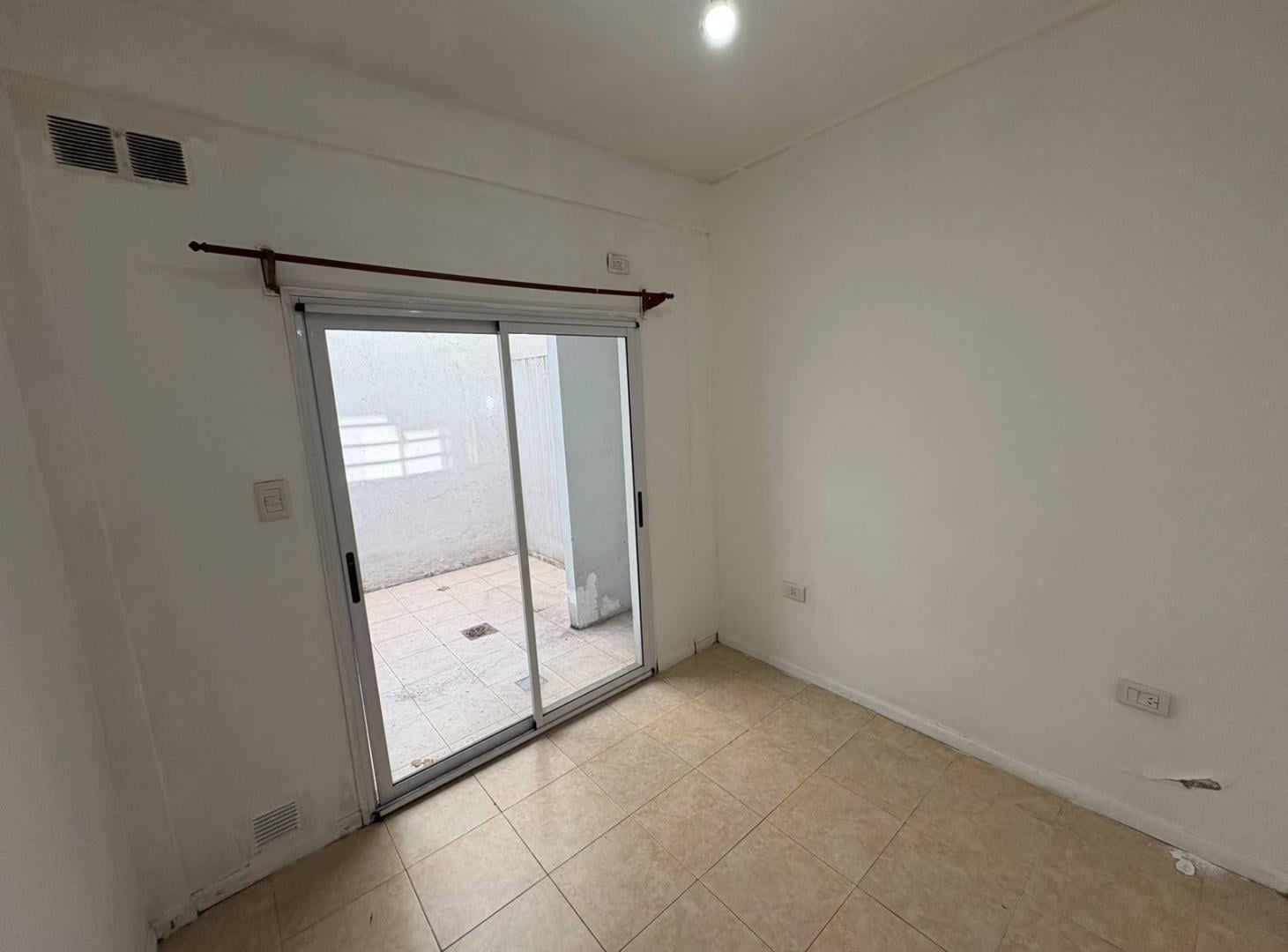 Foto de Departamento de ambiente y medio con Patio en Alquiler en Avellaneda, imagen 3