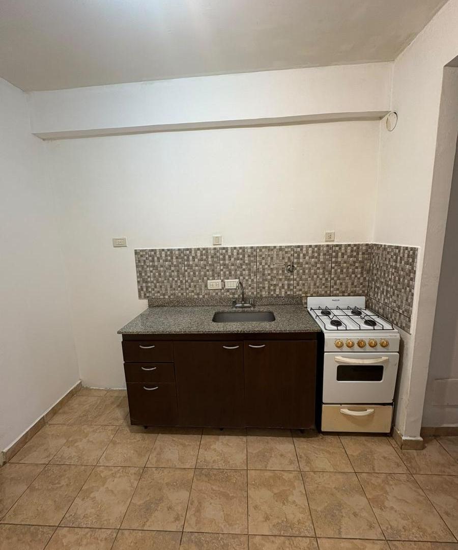 Foto de Departamento de ambiente y medio con patio en alquiler en Avellaneda, imagen 2