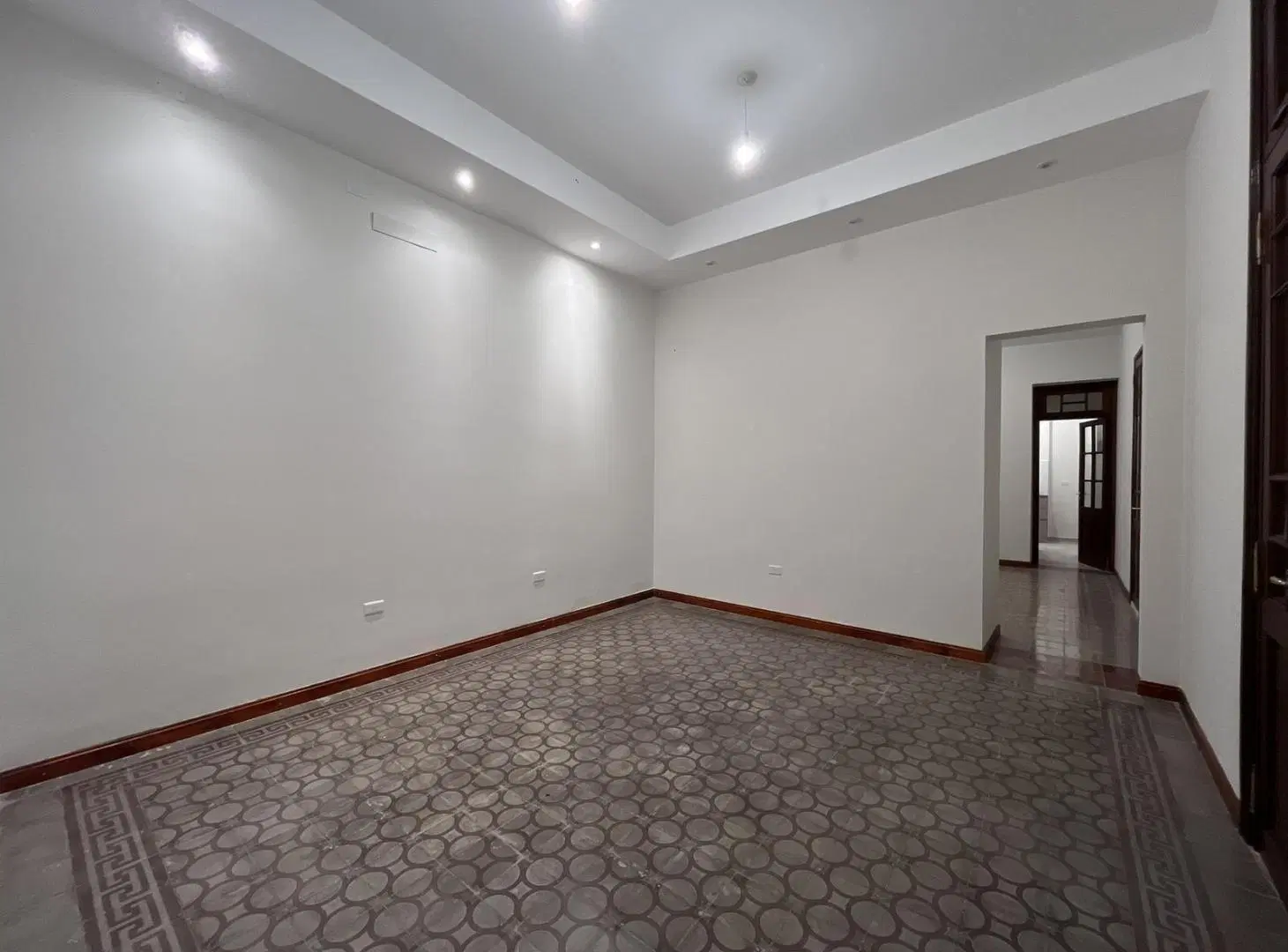 Se Vende Oficina/Local en Planta Baja a Estrenar con 2 Cocheras!!! Excelente ubicación 4