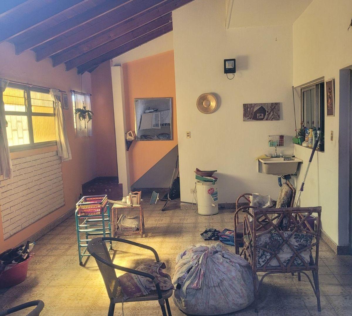 CASA EN TERRENO PROPIO, VENTA EN BLOCK, LOCAL O COCHERA PARA VARIOS AUTOS Y DEPARTAMENTO EN 1er. PIS