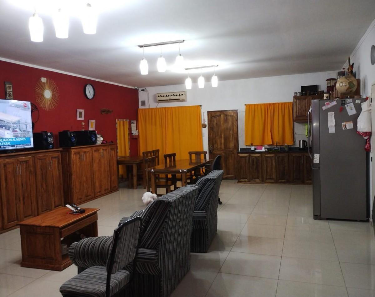 Vendo o Permuta Casa Amplia + Local. a Pocas Cuadras del Centro de San Rafael. Permuta 4