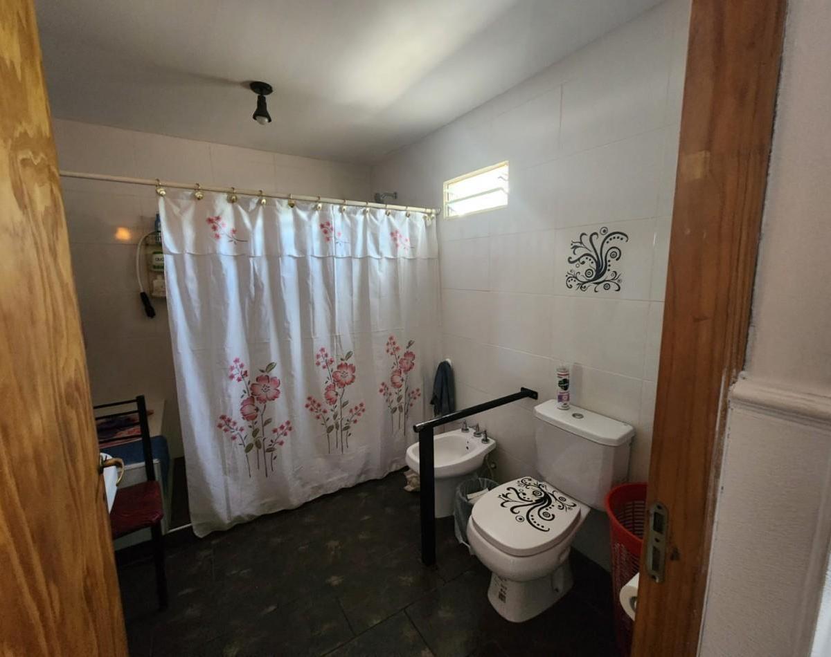 Vendo o Permuta Casa Amplia + Local. a Pocas Cuadras del Centro de San Rafael. Permuta 5