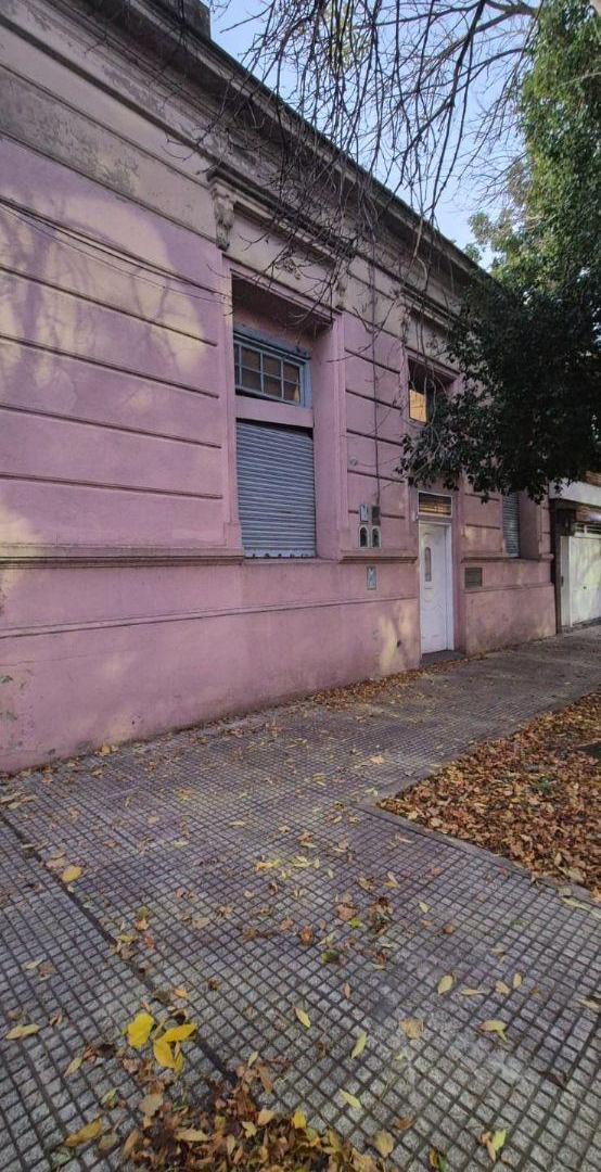 Local comercial con vivienda, patio y terraza en PH