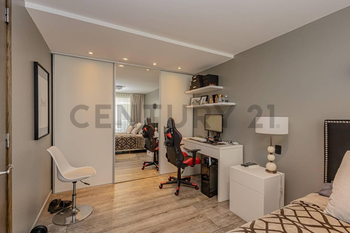 Depto. Triplex 4 Amb C/esp. Guardacoche y Baulera Doble. Balcon, terraza y Quincho. 2