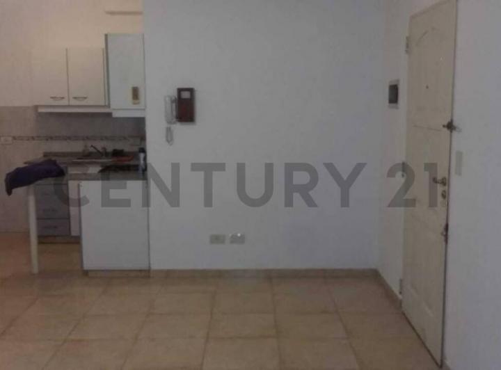 Muy buen 3 Ambientes lateral con Patio en Alquiler en barrio de Liniers 2