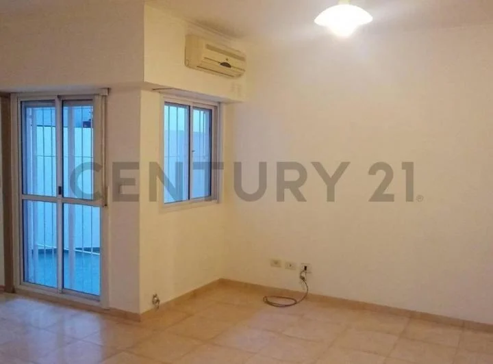 Muy buen 3 Ambientes lateral con Patio en Alquiler en barrio de Liniers 4