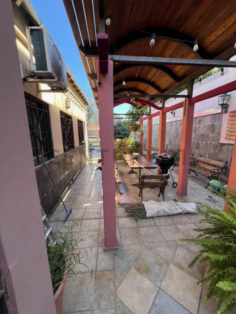 Foto de Impresionante! Casa de 5 ambientes con dependencia, fondo, pileta, imagen 3
