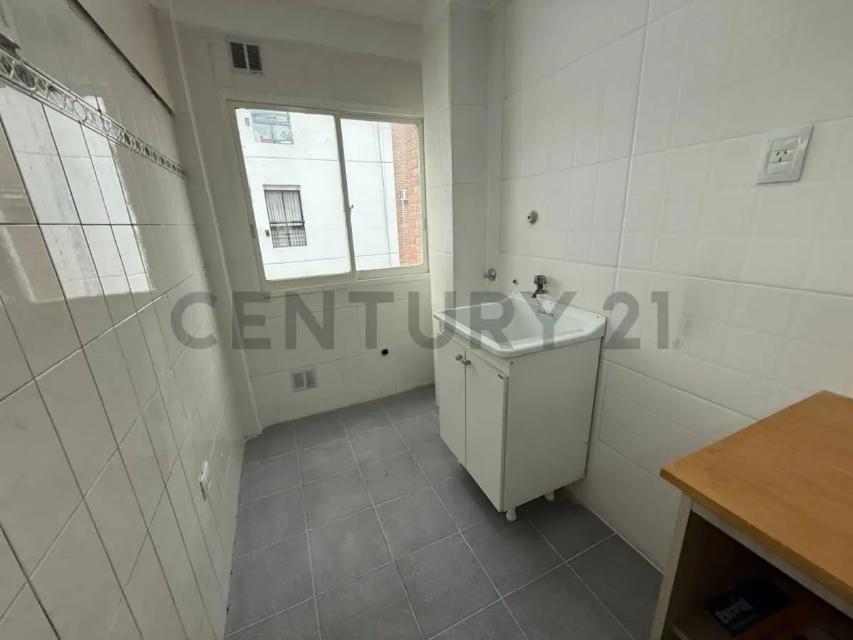 Monoambiente semipiso con balcón y parrilla Caballito 5