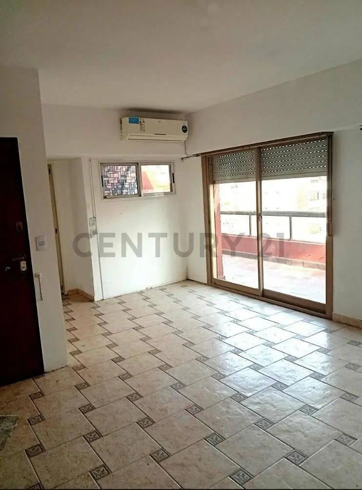 Monoambiente semipiso con balcón y parrilla Caballito 3