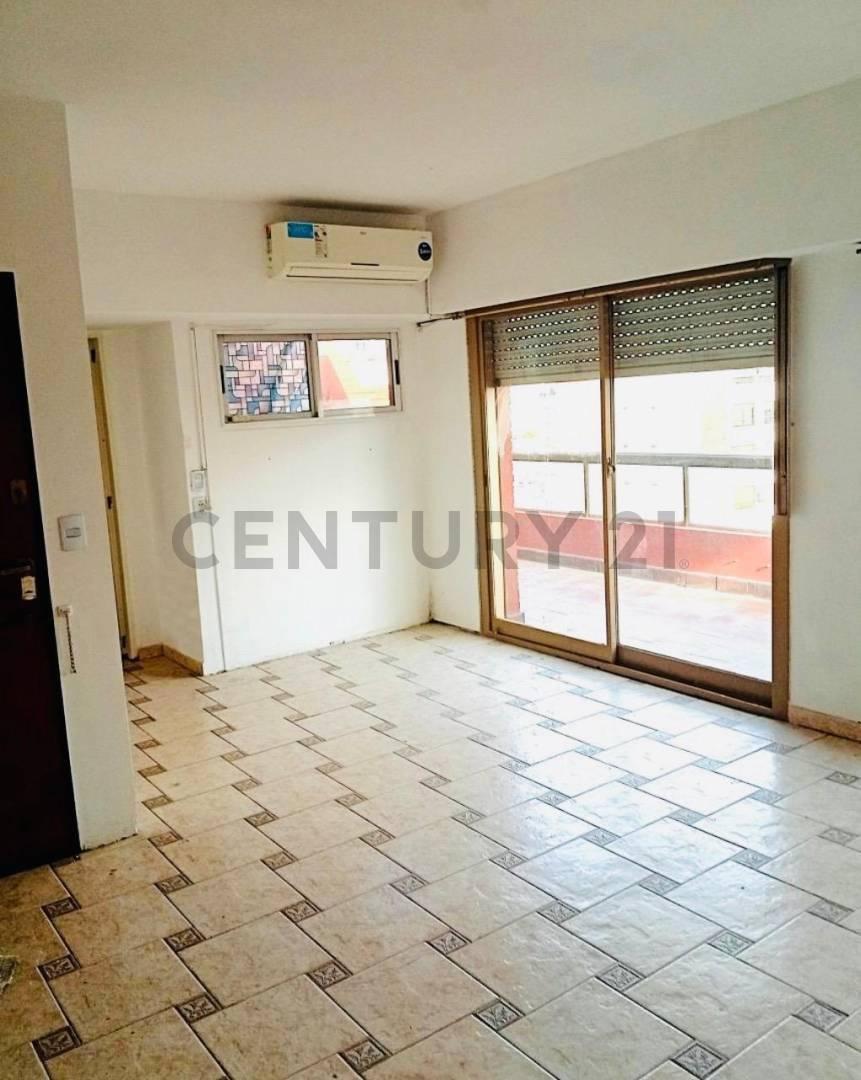 Monoambiente semipiso con balcón y parrilla Caballito