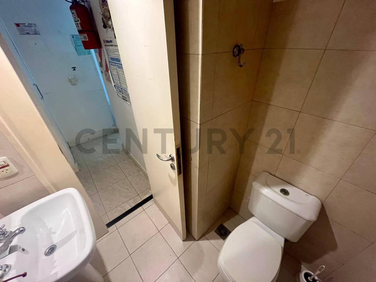 Foto de Amplio local comercial en excelente estado – Ideal uso profesional o institucional Balvanera, imagen 4