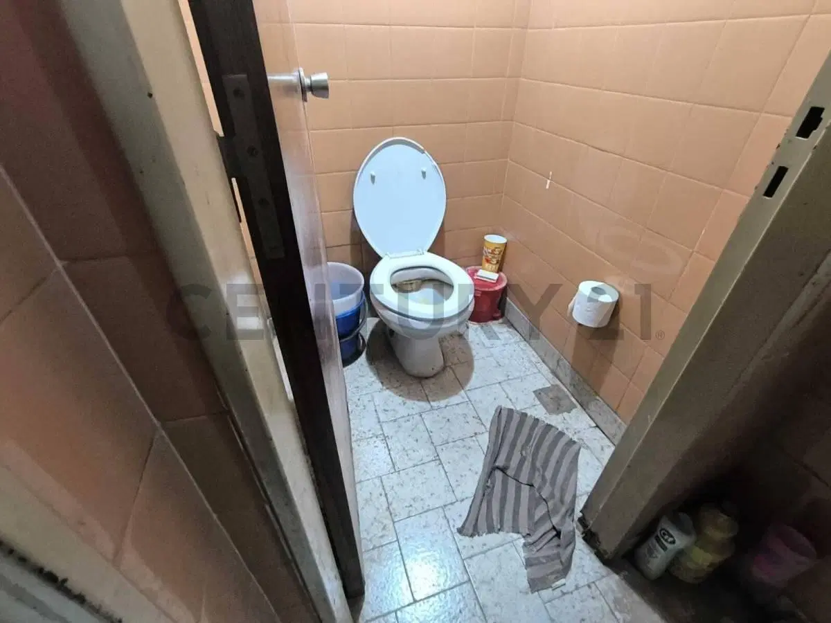 Local comercial en alquiler sobre Av. Nazca 2400 Villa del Parque 4