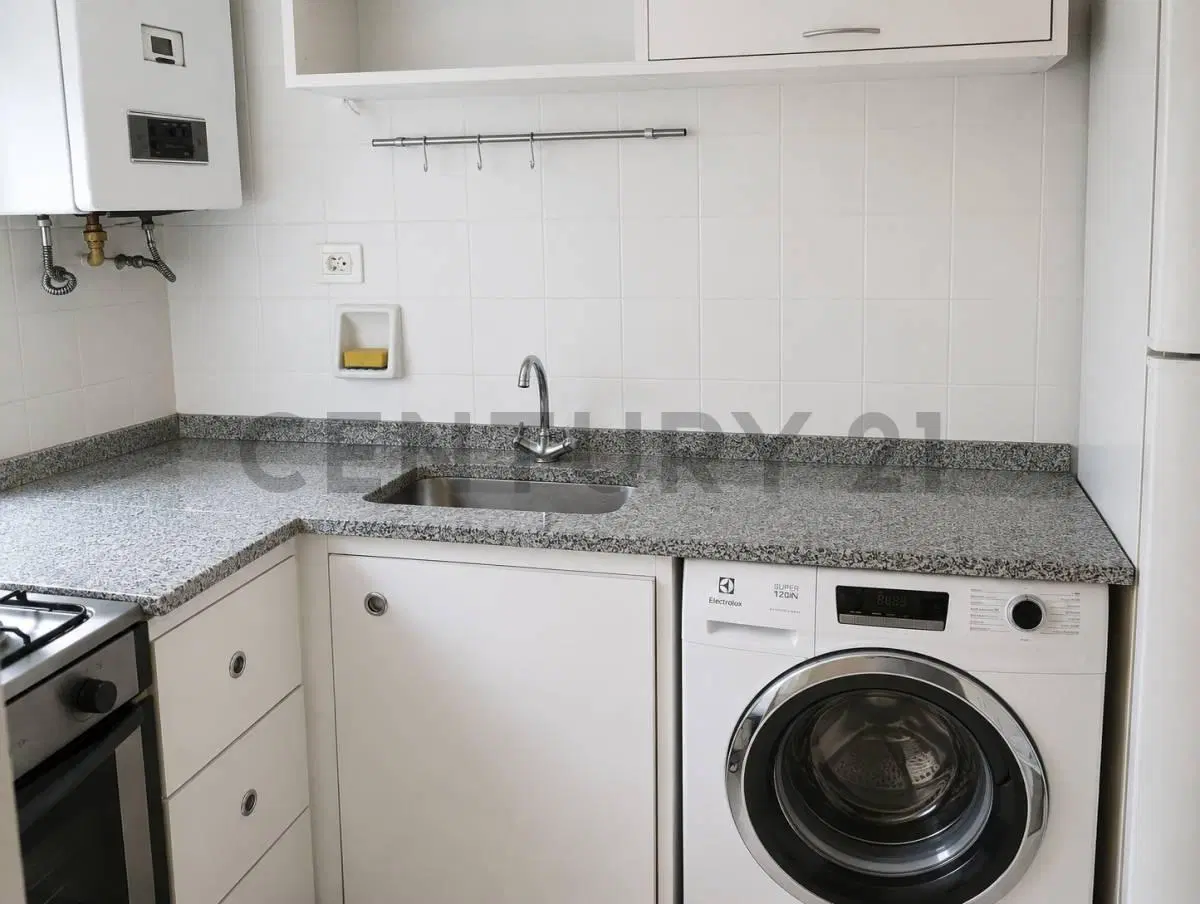 Excelente departamento en Caballito, originalmente de 2 ambientes y actualmente adaptado a 3 amb. 4
