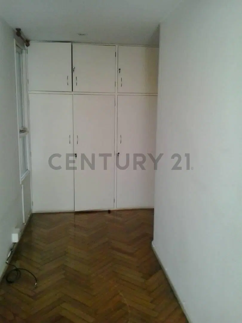 Excelente 2 ambientes al frente con balcon y cochera en Caballito 5