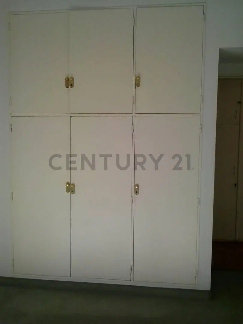 Excelente 2 ambientes al frente con balcon y cochera en Caballito 2