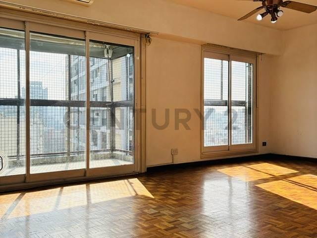 Venta Departamento 3 Ambientes con Balcón al Frente y Doble Espacio Guardacoche en Balvanera
