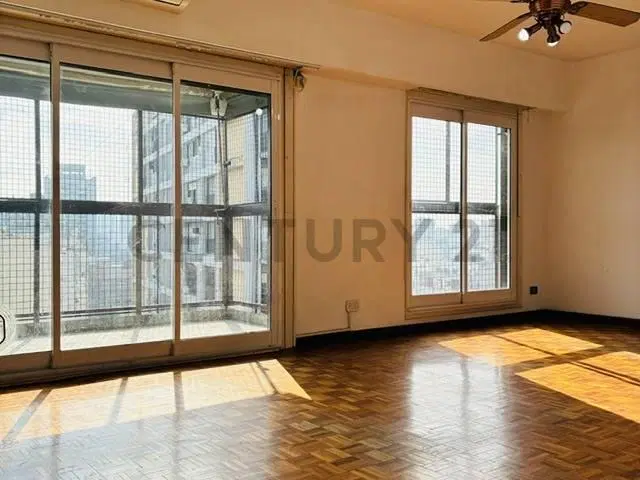 Venta Departamento 3 Ambientes con Balcón al Frente y Doble Espacio Guardacoche en Balvanera 4