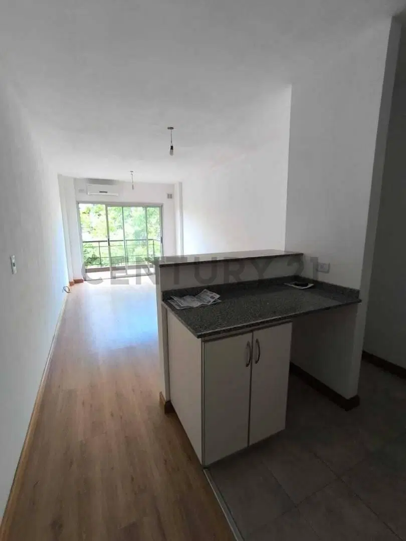 Monoambiente al frente con balcón en alquiler – Villa Santa Rita 5